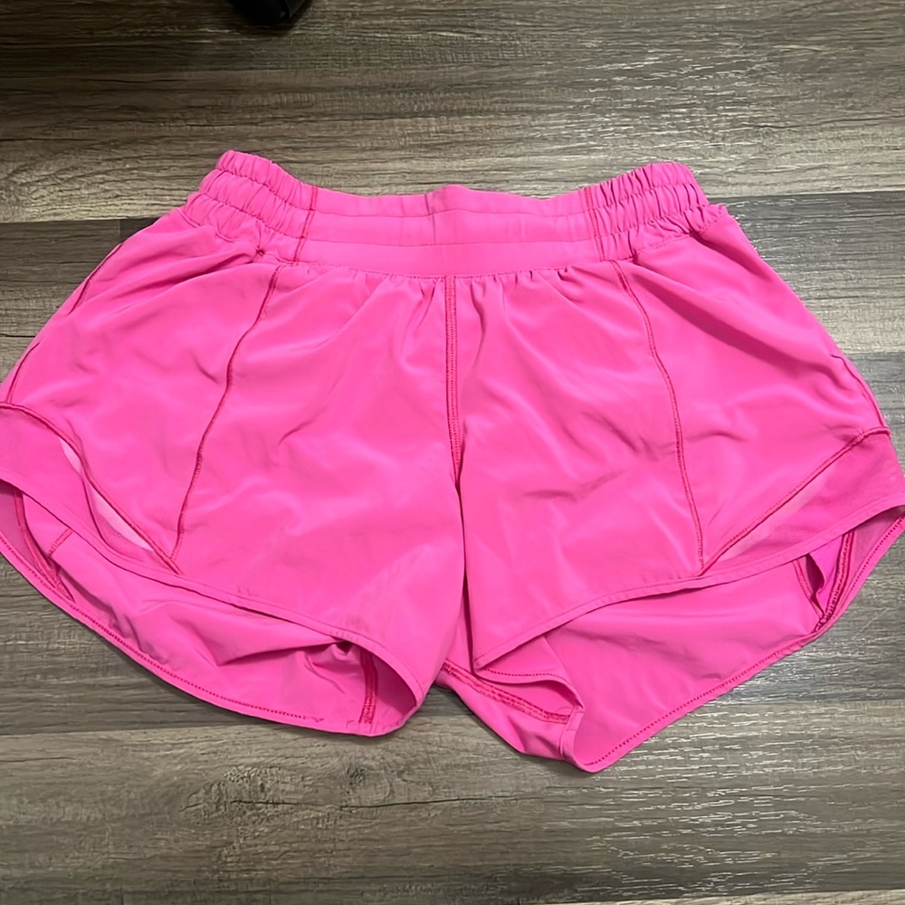 Lululemon Hotty Hot Low Rise Lined Short 4”. Size 6.